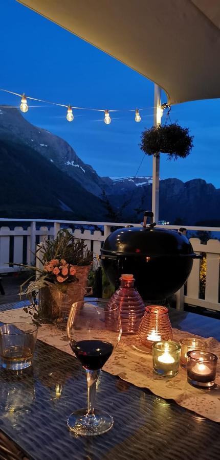 Between Fjord Og Glacier Alfoten Bagian luar foto